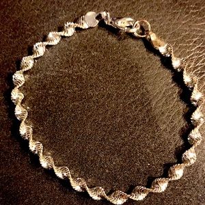 Silver Twisted Chain Bracelet. 7 inches